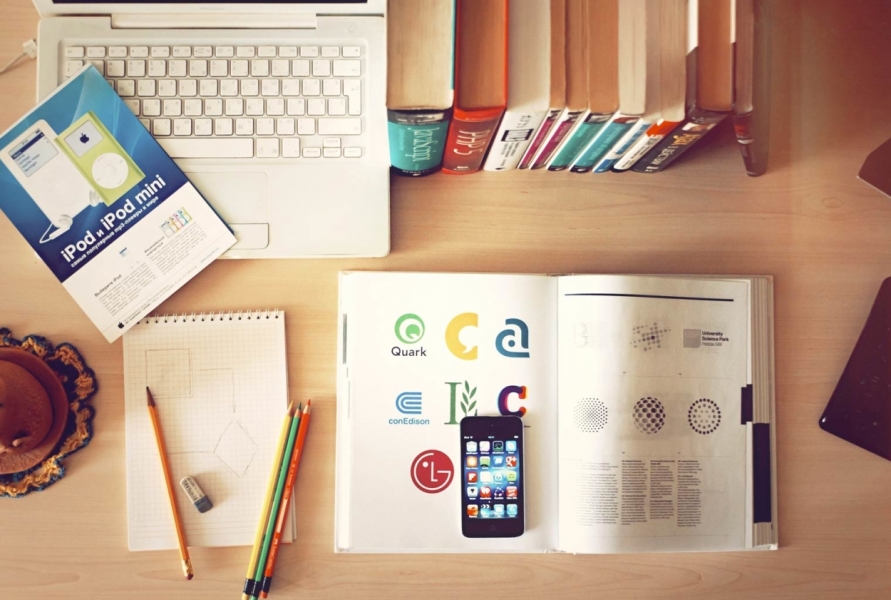 identite-visuel-studio-graphique-agence-communication-1250x841